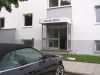 Audi BKK - Aussenwerbung.
Durch die Umgestaltung der Fassade wurde es notwendig die Beschriftung am Vordach des Gebäudes anzupassen.
Der Untergrund wurde mit weißer Folie beschichtet und anschließend der Schriftzug verklebt.
Werbetechnik Karlsfeld